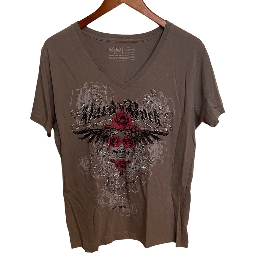 Hard Rock Munich Womens V-neck Tee w/red rhinestone details - Size L Large EUC